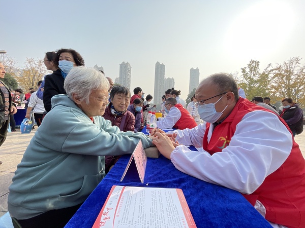 （20231123區(qū)中醫(yī)醫(yī)院）錫山健康文化大會(huì)暨江蘇省中醫(yī)藥宣傳月錫山專(zhuān)場(chǎng)、“文明錫山 康養(yǎng)怡心”示范活動(dòng)2_副本.jpg